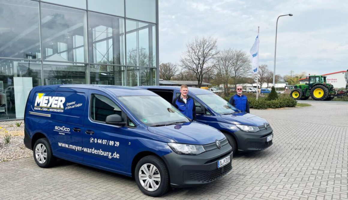 Karl-Heinz Horstmann und Harald Tietjen gelten bei Meyer Fensterwerke als echte Urgesteine. Jetzt wurde es Zeit für neue Firmenwagen.