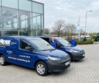 Karl-Heinz Horstmann und Harald Tietjen gelten bei Meyer Fensterwerke als echte Urgesteine. Jetzt wurde es Zeit für neue Firmenwagen.
