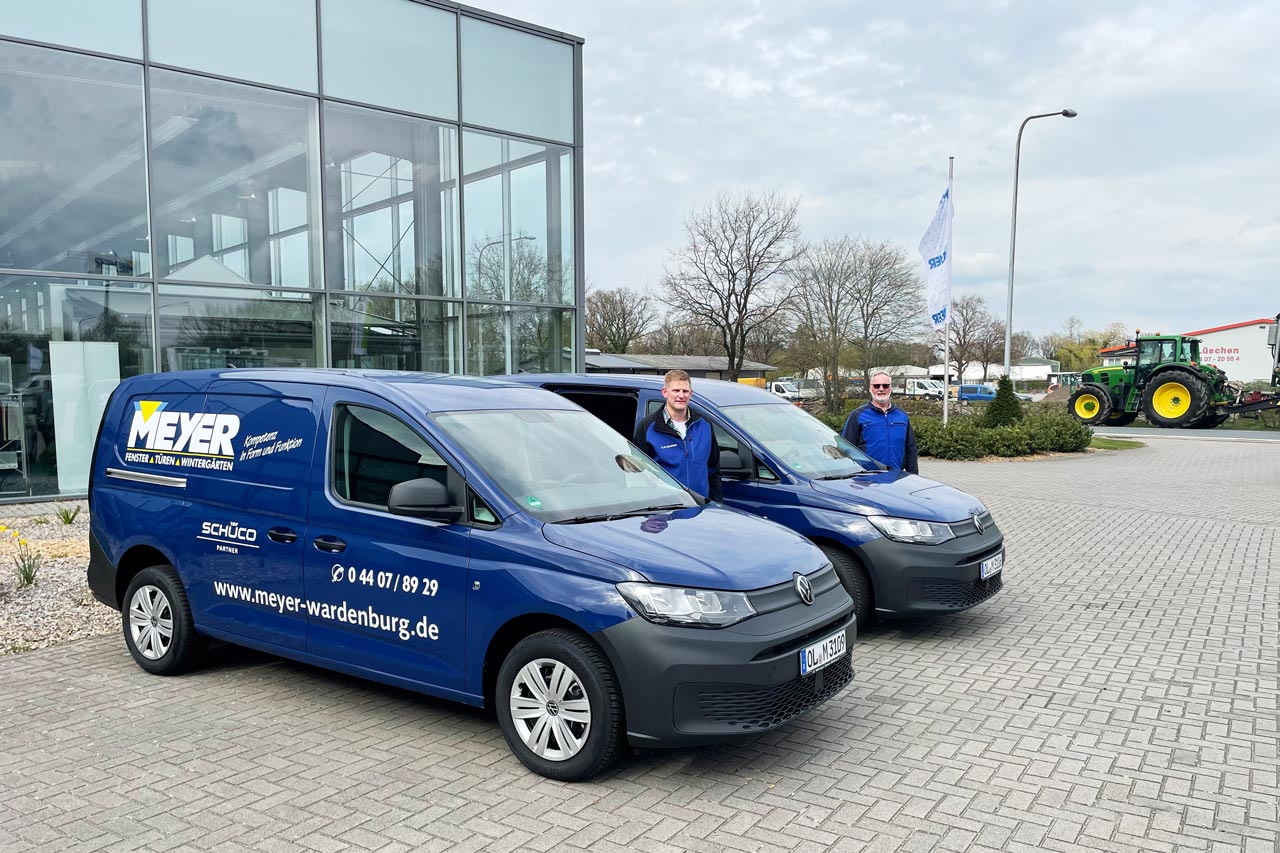Neue Firmenwagen für Mitarbeiter Karl-Heinz Horstmann und Harald Tietjen gelten bei Meyer Fensterwerke als echte Urgesteine. Jetzt wurde es Zeit für neue Firmenwagen.